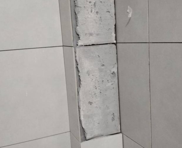 正阳瓷砖空鼓维修公司分享下瓷砖施工前基层浇水润湿程度不足，可能导致以下问题